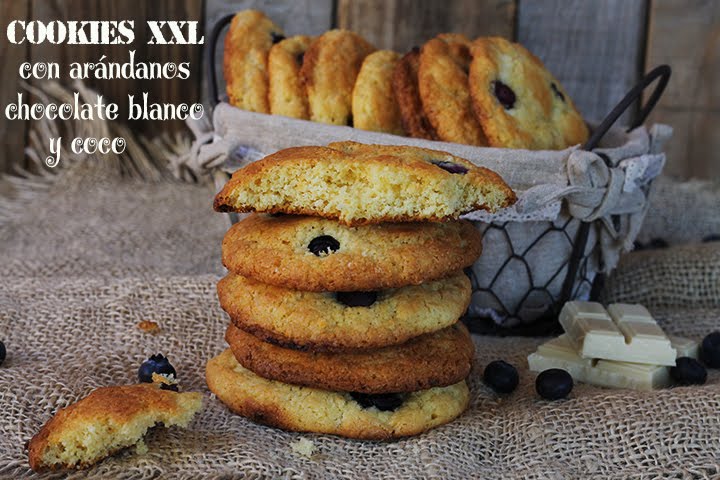 XXL COOKIES WITH BLUEBERRY, WHITE CHOCOLATE AND COCO